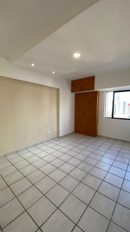3 quartos (1 suíte). 127m². Nascente. Andar intermediário. 2 vagas de garagem Rua Carlos Pereira Falcão Recife - 