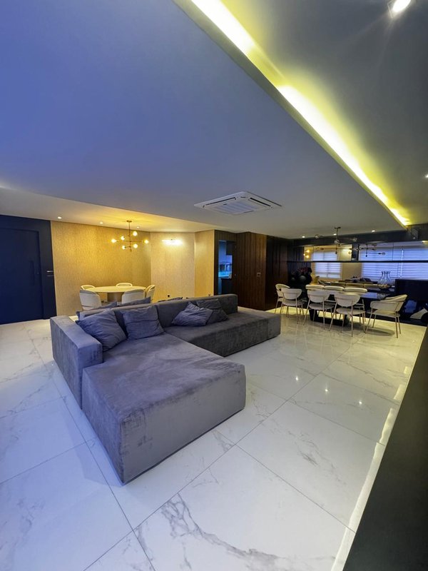 APARTAMENTO 4 QUARTOS  3 SUÍTES  VARANDA 3 GARAGENS PISCINA ACADEMIA À VENDA NA VITÓRIA! Avenida Sete de Setembro Salvador - 