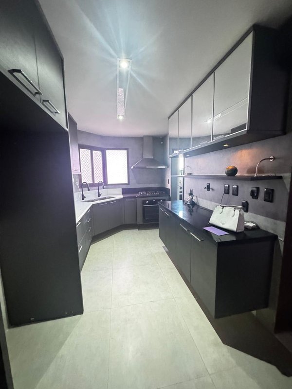 APARTAMENTO 4 QUARTOS  3 SUÍTES  VARANDA 3 GARAGENS PISCINA ACADEMIA À VENDA NA VITÓRIA! Avenida Sete de Setembro Salvador - 
