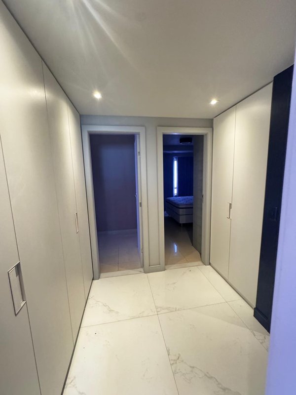 APARTAMENTO 4 QUARTOS  3 SUÍTES  VARANDA 3 GARAGENS PISCINA ACADEMIA À VENDA NA VITÓRIA! Avenida Sete de Setembro Salvador - 