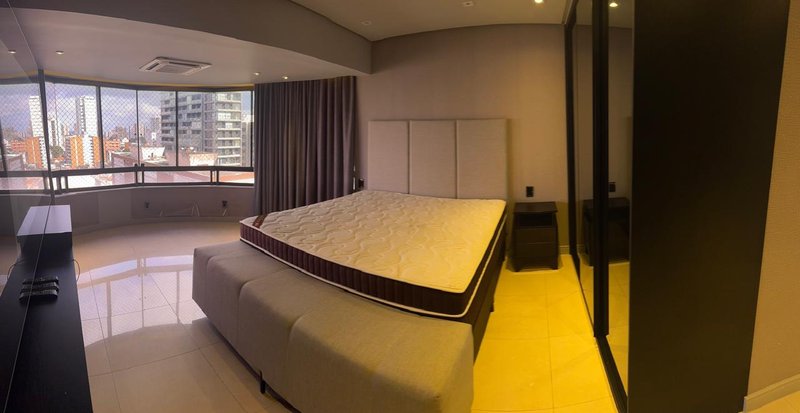 APARTAMENTO 4 QUARTOS  3 SUÍTES  VARANDA 3 GARAGENS PISCINA ACADEMIA À VENDA NA VITÓRIA! Avenida Sete de Setembro Salvador - 