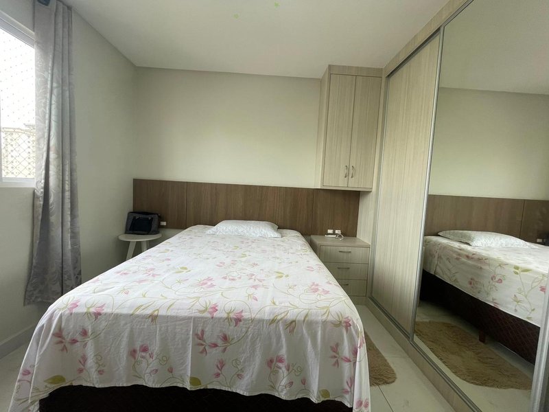 Amplo apartamento mobiliado com 3 dormitórios e 3 vagas em prédio com elevador Rua 250 Itapema - 