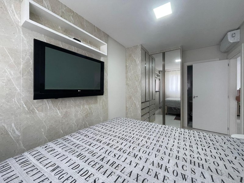 Amplo apartamento mobiliado com 3 dormitórios e 3 vagas em prédio com elevador Rua 250 Itapema - 