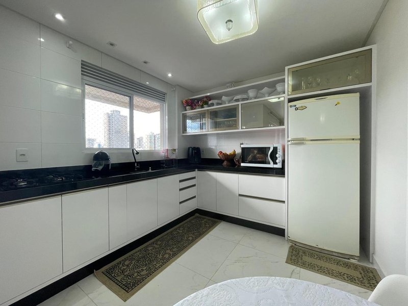 Amplo apartamento mobiliado com 3 dormitórios e 3 vagas em prédio com elevador Rua 250 Itapema - 