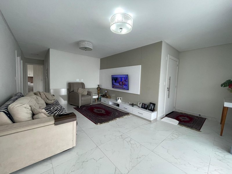 Amplo apartamento mobiliado com 3 dormitórios e 3 vagas em prédio com elevador Rua 250 Itapema - 