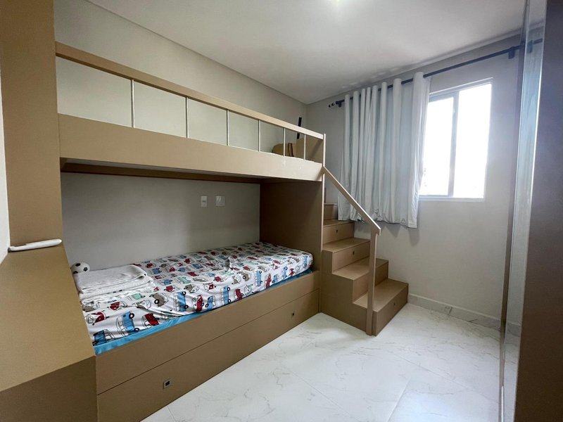 Amplo apartamento mobiliado com 3 dormitórios e 3 vagas em prédio com elevador Rua 250 Itapema - 