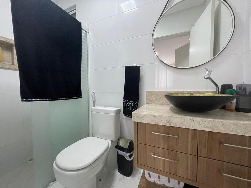 Amplo apartamento mobiliado com 3 dormitórios e 3 vagas em prédio com elevador Rua 250 Itapema - 