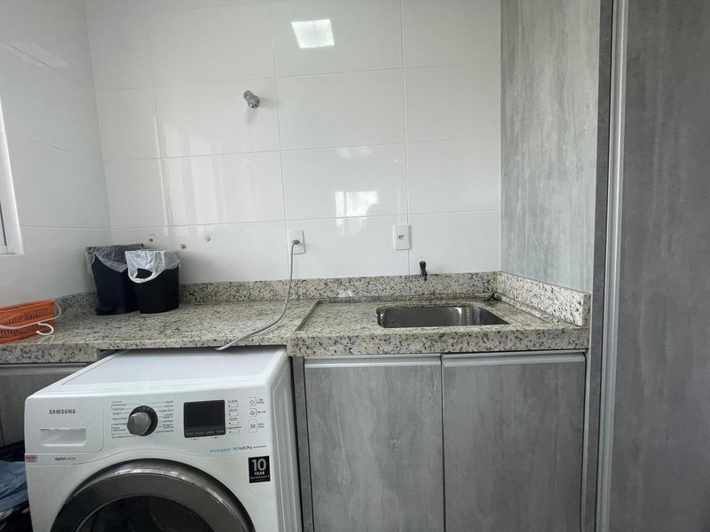 Amplo apartamento mobiliado com 3 dormitórios e 3 vagas em prédio com elevador Rua 250 Itapema - 