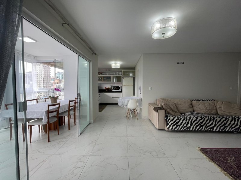 Amplo apartamento mobiliado com 3 dormitórios e 3 vagas em prédio com elevador Rua 250 Itapema - 