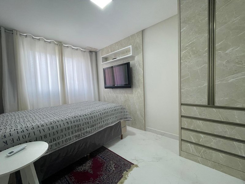 Amplo apartamento mobiliado com 3 dormitórios e 3 vagas em prédio com elevador Rua 250 Itapema - 