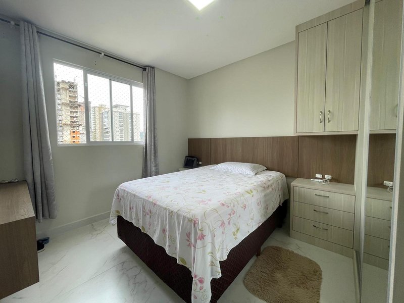 Amplo apartamento mobiliado com 3 dormitórios e 3 vagas em prédio com elevador Rua 250 Itapema - 