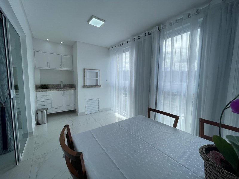 Amplo apartamento mobiliado com 3 dormitórios e 3 vagas em prédio com elevador Rua 250 Itapema - 