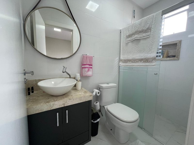 Amplo apartamento mobiliado com 3 dormitórios e 3 vagas em prédio com elevador Rua 250 Itapema - 