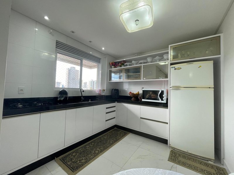 Amplo apartamento mobiliado com 3 dormitórios e 3 vagas em prédio com elevador Rua 250 Itapema - 