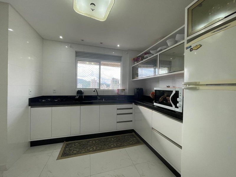 Amplo apartamento mobiliado com 3 dormitórios e 3 vagas em prédio com elevador Rua 250 Itapema - 