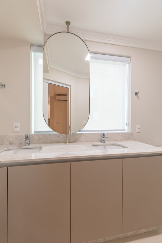 Apartamento completo com lazer, conforto e segurança em empreendimento de alto padrão Rua 294 Itapema - 