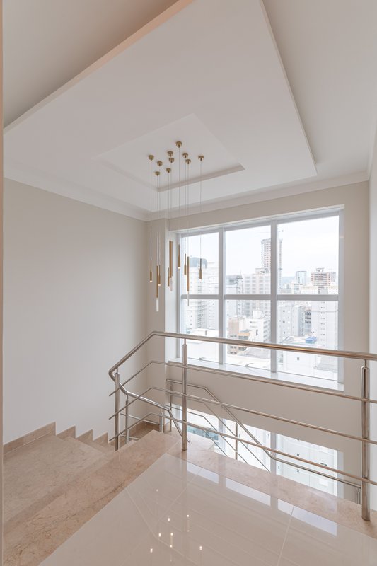 Apartamento completo com lazer, conforto e segurança em empreendimento de alto padrão Rua 294 Itapema - 