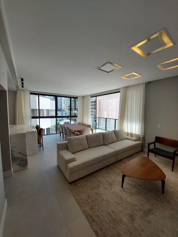Apartamento decorado com 3 suítes e lazer completo no rooftop em ótima localização Rua 244 Itapema - 