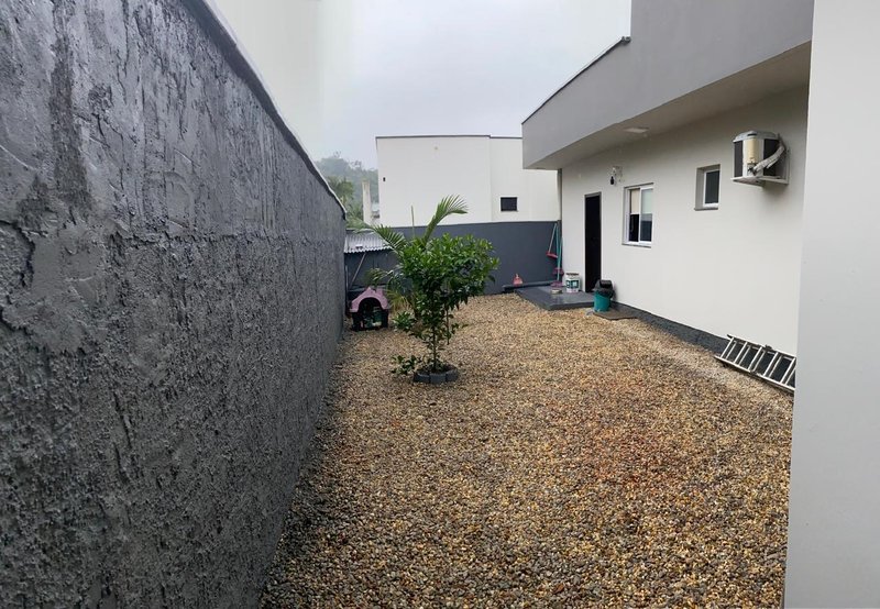 CASA COM 1 SUÍTE MAIS 2 DORMITÓRIOS NA GUABIRUBA SUL  Guabiruba - 