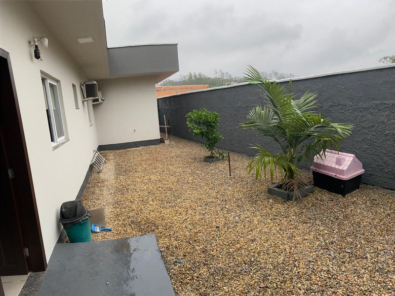 CASA COM 1 SUÍTE MAIS 2 DORMITÓRIOS NA GUABIRUBA SUL  Guabiruba - 