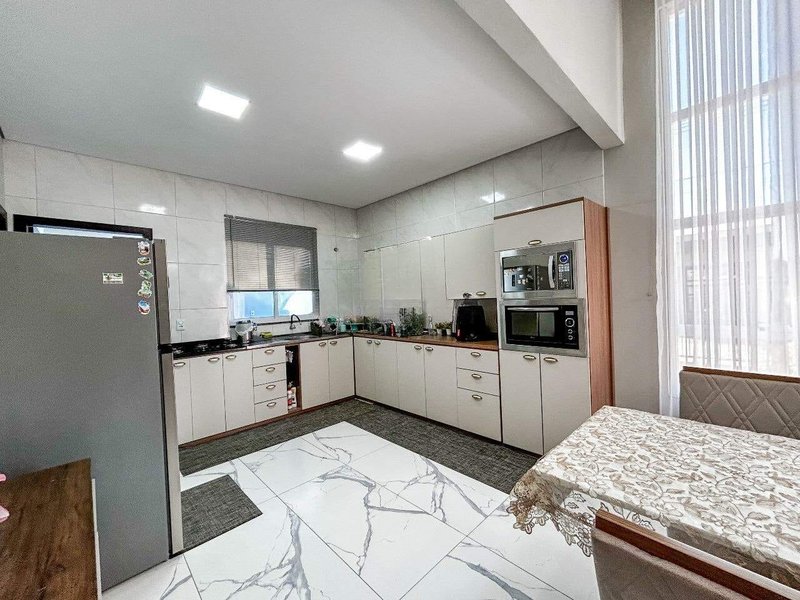 CASA COM 1 SUÍTE MAIS 2 DORMITÓRIOS NA GUABIRUBA SUL  Guabiruba - 