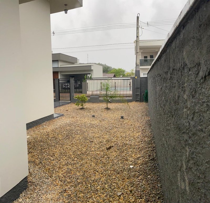 CASA COM 1 SUÍTE MAIS 2 DORMITÓRIOS NA GUABIRUBA SUL  Guabiruba - 