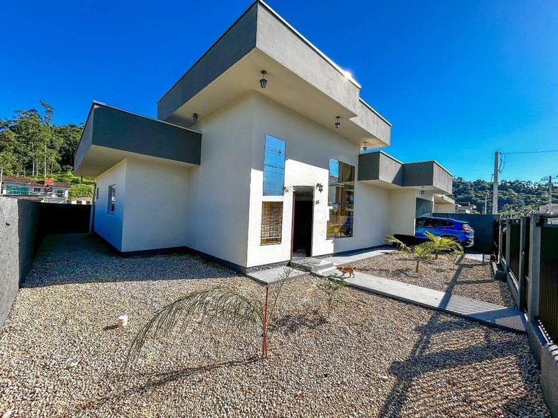 CASA COM 1 SUÍTE MAIS 2 DORMITÓRIOS NA GUABIRUBA SUL  Guabiruba - 