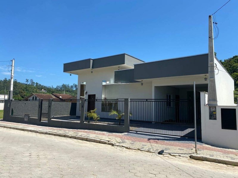 CASA COM 1 SUÍTE MAIS 2 DORMITÓRIOS NA GUABIRUBA SUL  Guabiruba - 