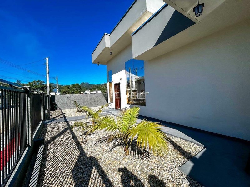 CASA COM 1 SUÍTE MAIS 2 DORMITÓRIOS NA GUABIRUBA SUL  Guabiruba - 