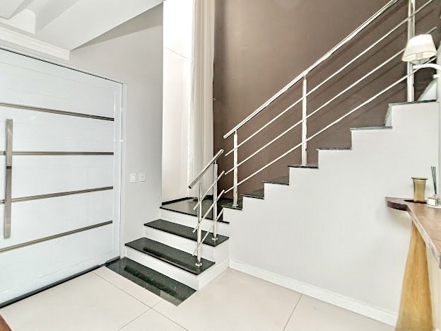 R$ 960.000 - MARAVILHOSA CASA EM CONDOMÍNIO - 200M2 - MOBILIADA - 3 DORM - SUÍTE - 3 VAGAS Rua Jorge Babot Miranda Porto Alegre - 