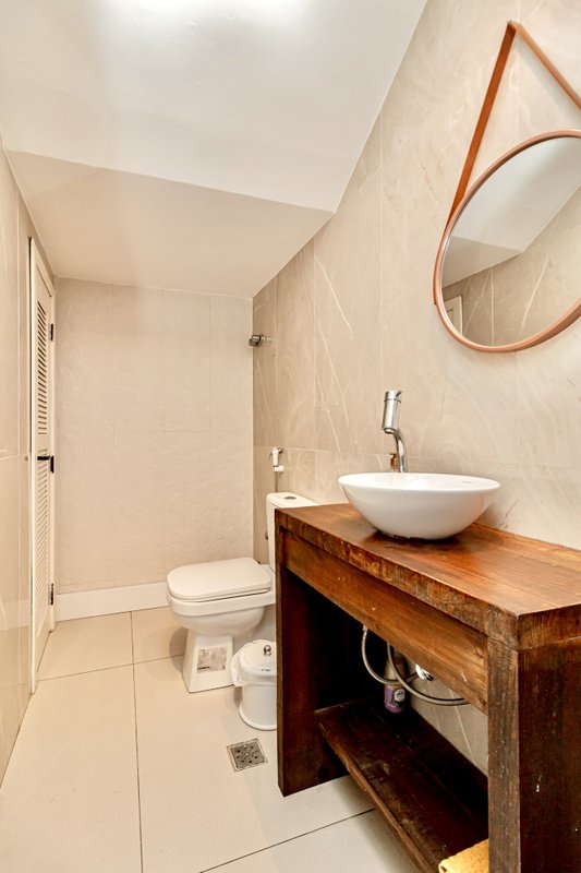 R$ 960.000 - MARAVILHOSA CASA EM CONDOMÍNIO - 200M2 - MOBILIADA - 3 DORM - SUÍTE - 3 VAGAS Rua Jorge Babot Miranda Porto Alegre - 