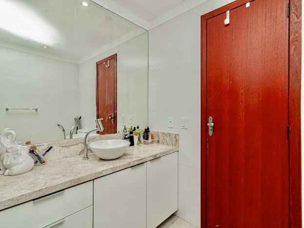 R$ 960.000 - MARAVILHOSA CASA EM CONDOMÍNIO - 200M2 - MOBILIADA - 3 DORM - SUÍTE - 3 VAGAS Rua Jorge Babot Miranda Porto Alegre - 