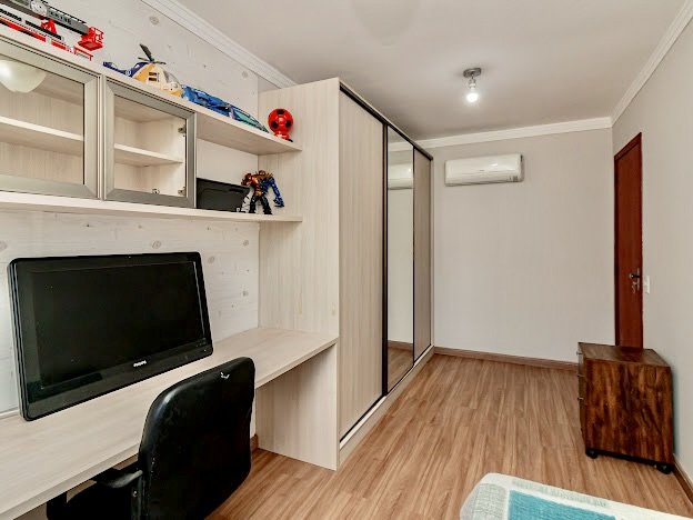 R$ 960.000 - MARAVILHOSA CASA EM CONDOMÍNIO - 200M2 - MOBILIADA - 3 DORM - SUÍTE - 3 VAGAS Rua Jorge Babot Miranda Porto Alegre - 