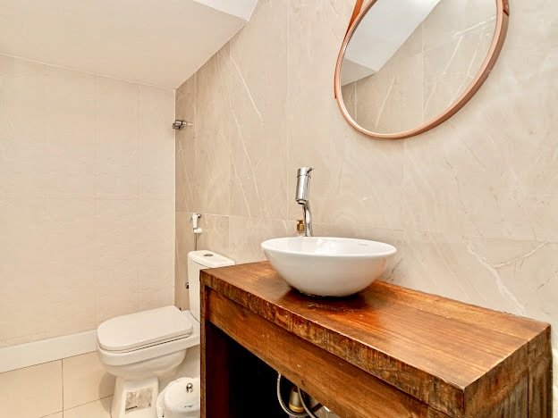 R$ 960.000 - MARAVILHOSA CASA EM CONDOMÍNIO - 200M2 - MOBILIADA - 3 DORM - SUÍTE - 3 VAGAS Rua Jorge Babot Miranda Porto Alegre - 