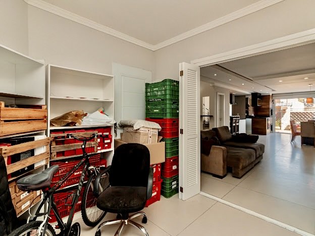 R$ 960.000 - MARAVILHOSA CASA EM CONDOMÍNIO - 200M2 - MOBILIADA - 3 DORM - SUÍTE - 3 VAGAS Rua Jorge Babot Miranda Porto Alegre - 