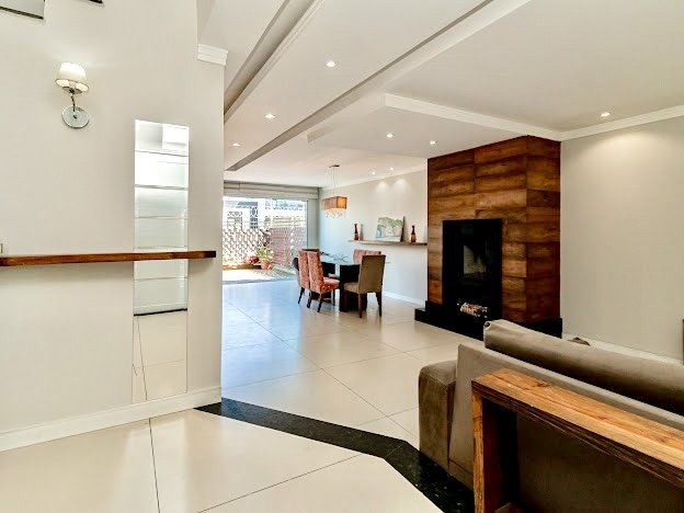 R$ 960.000 - MARAVILHOSA CASA EM CONDOMÍNIO - 200M2 - MOBILIADA - 3 DORM - SUÍTE - 3 VAGAS Rua Jorge Babot Miranda Porto Alegre - 