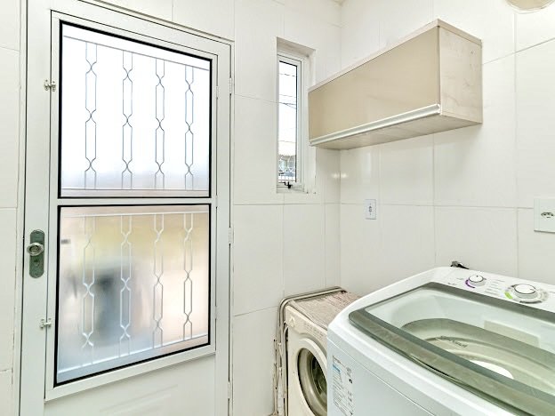 R$ 960.000 - MARAVILHOSA CASA EM CONDOMÍNIO - 200M2 - MOBILIADA - 3 DORM - SUÍTE - 3 VAGAS Rua Jorge Babot Miranda Porto Alegre - 