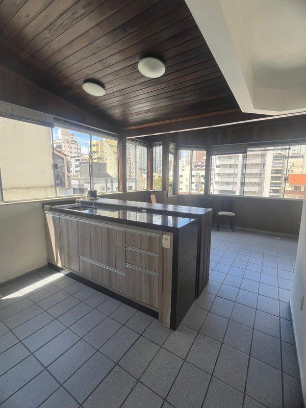 Apartamento na segunda quadra mar, localização excelente, com melhor custo de Meia Praia  Itapema - 