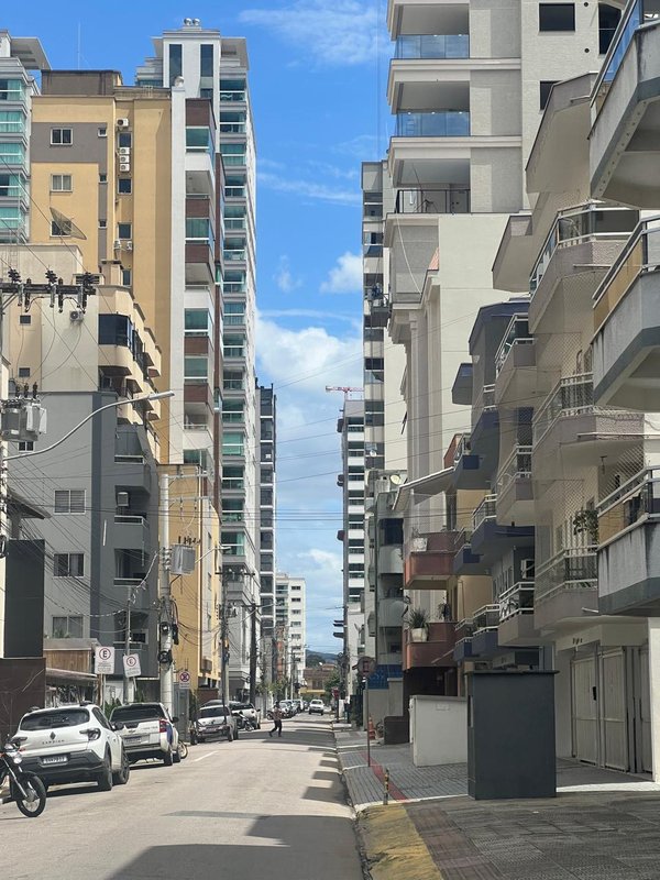 Apartamento na segunda quadra mar, localização excelente, com melhor custo de Meia Praia  Itapema - 