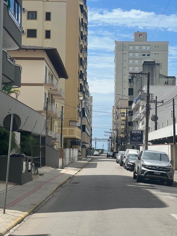 Apartamento na segunda quadra mar, localização excelente, com melhor custo de Meia Praia  Itapema - 