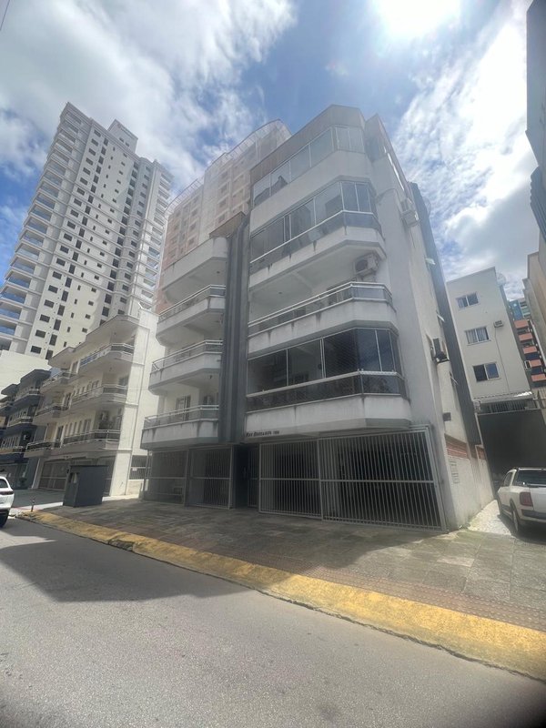 Apartamento na segunda quadra mar, localização excelente, com melhor custo de Meia Praia  Itapema - 
