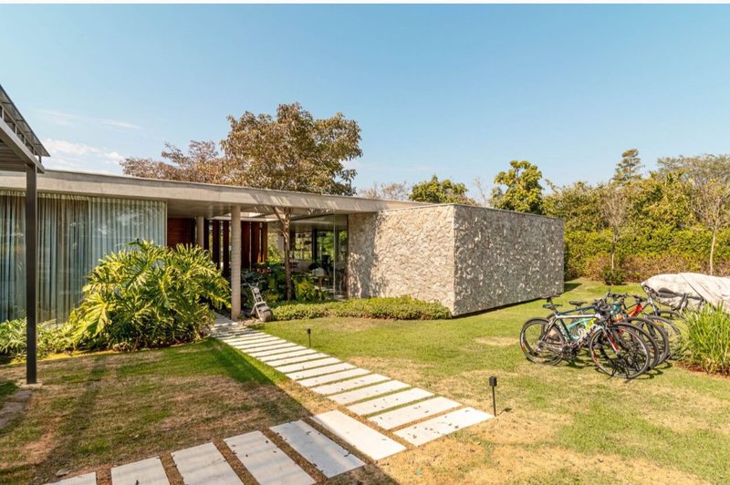 GLASS HAUS À VENDA – FAZ. BOA VISTA ✨ Um ícone de arquitetura contemporânea frente ao lago Alameda dos Pínus PORTO FELIZ - 