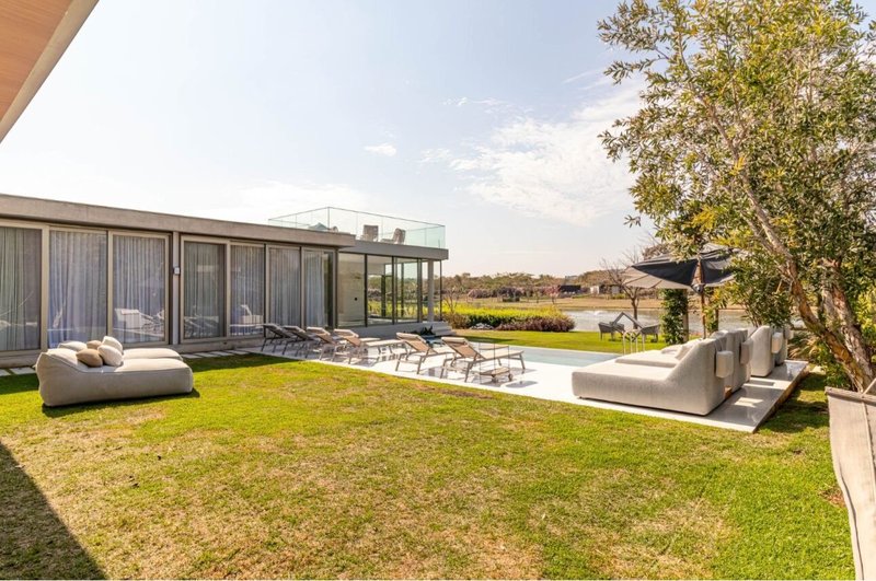 GLASS HAUS À VENDA – FAZ. BOA VISTA ✨ Um ícone de arquitetura contemporânea frente ao lago Alameda dos Pínus PORTO FELIZ - 