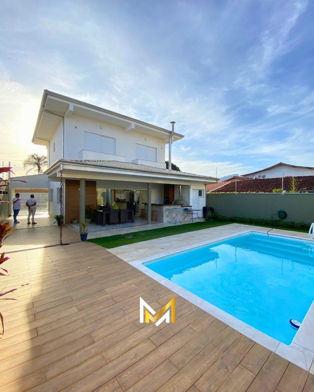 🏡 Sobrado de Alto Padrão no Jardim Britânia– Caraguatatuba/SP  Caraguatatuba - 