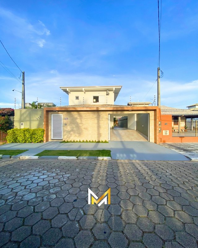🏡 Sobrado de Alto Padrão no Jardim Britânia– Caraguatatuba/SP  Caraguatatuba - 