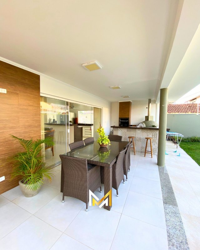 🏡 Sobrado de Alto Padrão no Jardim Britânia– Caraguatatuba/SP  Caraguatatuba - 