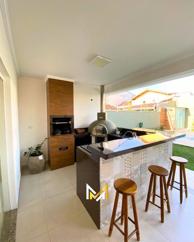 🏡 Sobrado de Alto Padrão no Jardim Britânia– Caraguatatuba/SP  Caraguatatuba - 