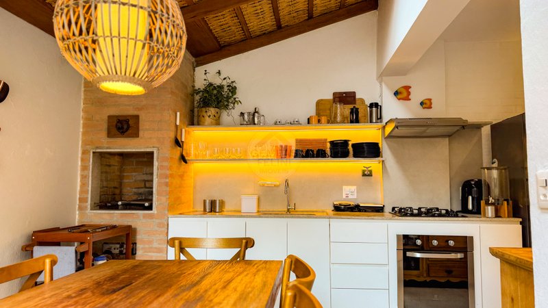 Viva o privilégio de estar a poucos passos do mar em Juquehy - À VENDA  São Sebastião - 