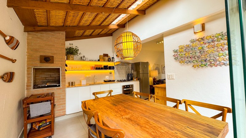 Viva o privilégio de estar a poucos passos do mar em Juquehy - À VENDA  São Sebastião - 