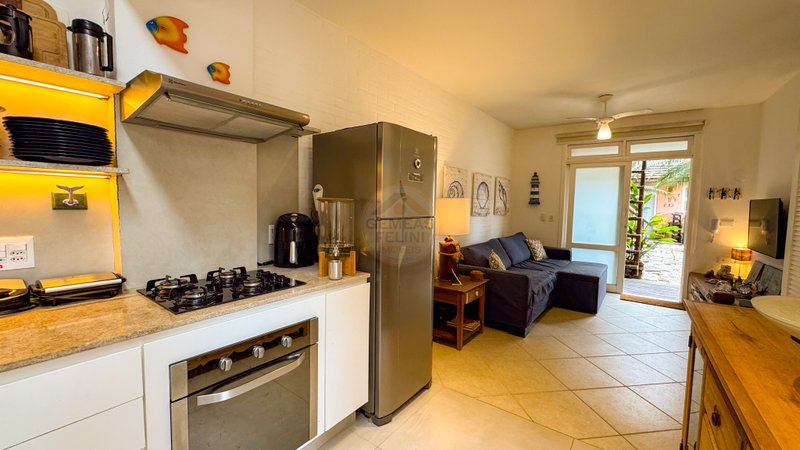 Viva o privilégio de estar a poucos passos do mar em Juquehy - À VENDA  São Sebastião - 